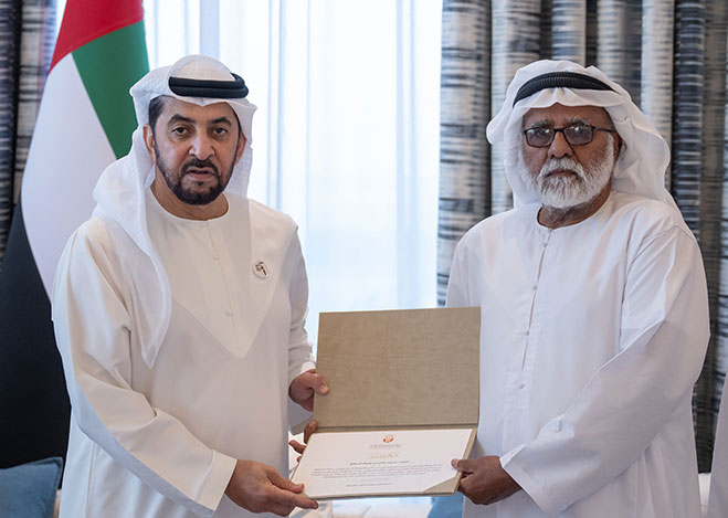 حمدان بن زايد يكرّم داعمي الهلال الأحمر ويستقبل المواطنين في قصر الظنة